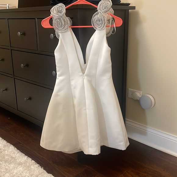 White dress. Size XS never worn. - Picture 2 of 2